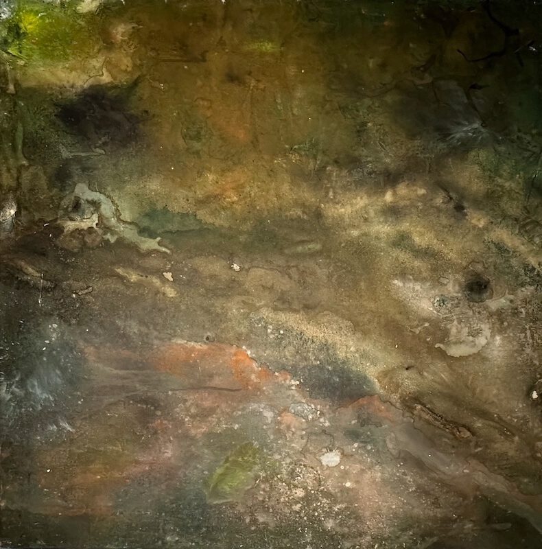 Acrylgemälde Defying Gravity – abstrakte Komposition in dunklem Grün, Violett, Orange und Lichtakzenten